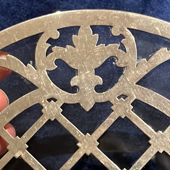 Vtg Trivet Sterling Silver Overlay on Glass, Fleur de Lis & Trellis pattern 7” - Picture 3 of 7